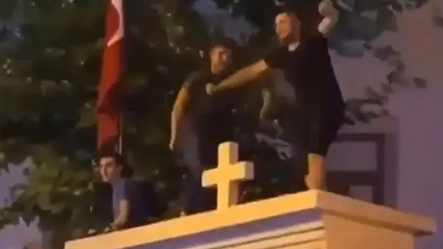 Kadıköy'de kilise duvarında dans eden 3 şüpheli gözaltına alındı
