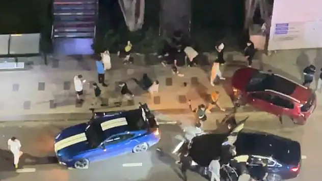 Kadıköy'de kontrolden çıkan otomobil park halindeki 2 otomobile çarptı: 4 yaralı