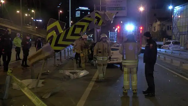 Kadıköy'de otomobil ok gibi bariyerlere saplandı: 1 ölü
