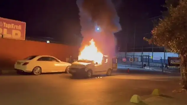 Kadıköy'de skuter bataryalarının taşındığı araç alev alev yandı