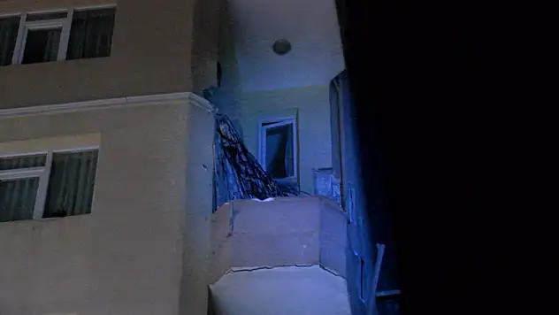 Kadıköy'de 6 katlı binanın 5'inci katındaki balkon çöktü bina tahliye edildi