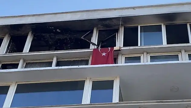 Kadıköy'de apartman dairesi alev alev yandı