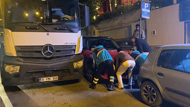 Kadıköy'de hatalı park krizi: Vatandaşlar aracı elleriyle taşıdı