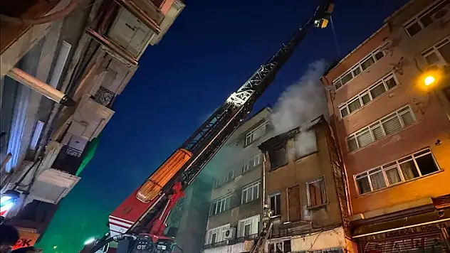 Kadıköy'de metruk binada çıkan yangında pencereden atlayan kişi ağır yaralandı
