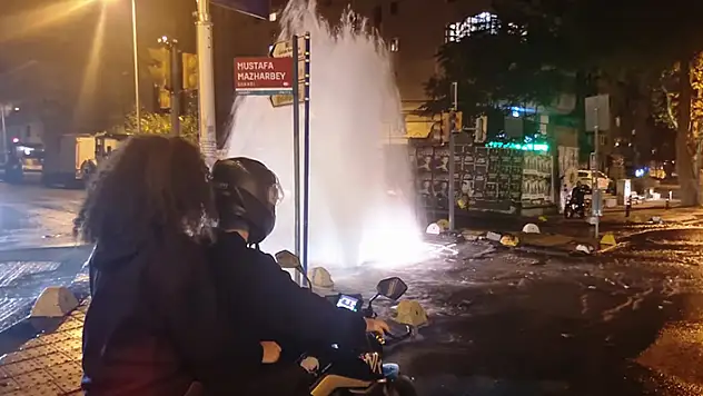 Kadıköy'de su borusu patladı sokaklara 5 saat boyunca akan su kesildi

