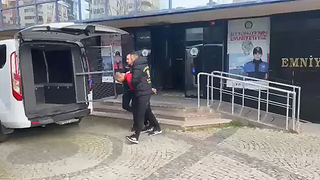 Kadıköy'de tanımadığı kişiyi 'yan baktın' diyerek bıçaklayan şüpheli yakalandı
