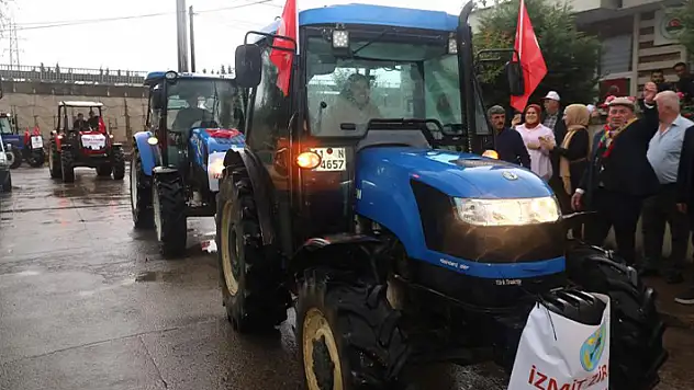 Kadın çiftçiler traktöre bindi, şehir merkezine indi
