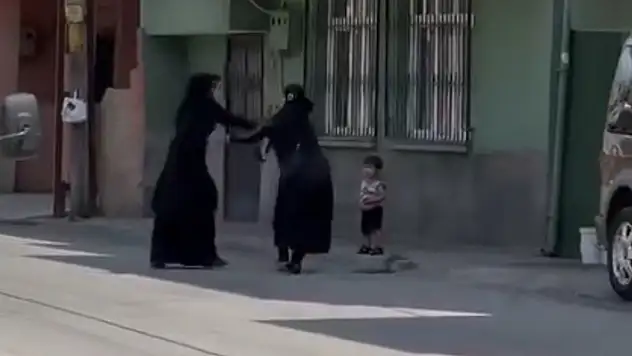 Kadın dilencilerin 'Bölgemde dilenemezsin' kavgası cep telefonuyla görüntülendi
