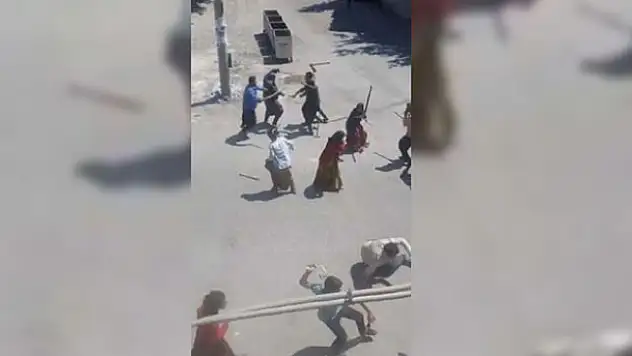 Kadın erkek demeden eline sopayı alan kavgaya tutuştu