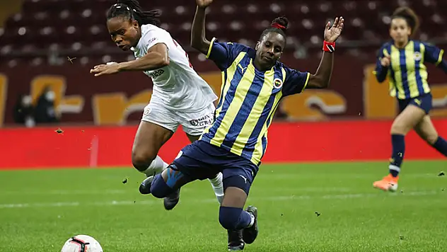 Kadın futbolunda ilk derbi heyecanı

