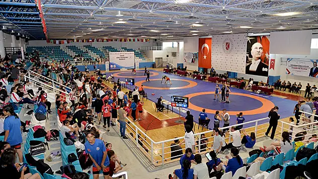 Kadın güreşçiler Konya'da ter döküyor
