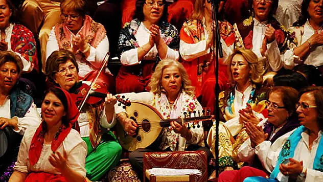 Kadın korosundan çiğ köfteli konser