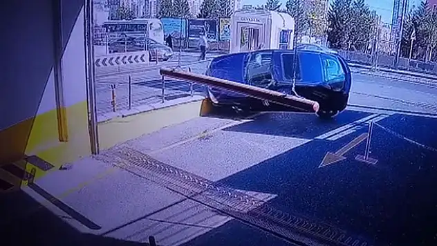 Kadın sürücü fren yerine gaza basınca takla attı