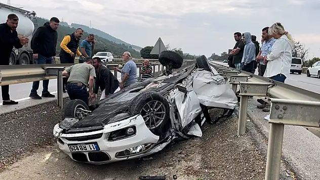 Kadın sürücü metrelerce savrulan araçtan yaralı kurtuldu
