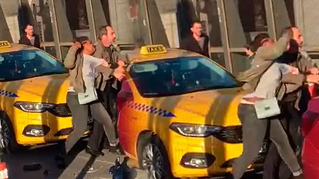 Kadın yolcudan taksiciye 'şarj aleti' dayağı