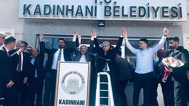 Kadınhanı Belediye Başkanı seçilen Karaca, mazbatasını aldı
