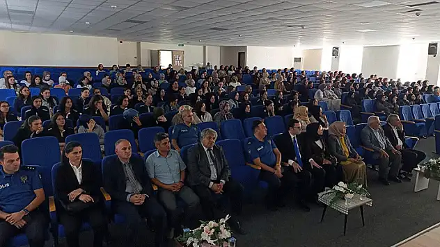Kadınhanı Kültür Merkezi'nde KADES semineri