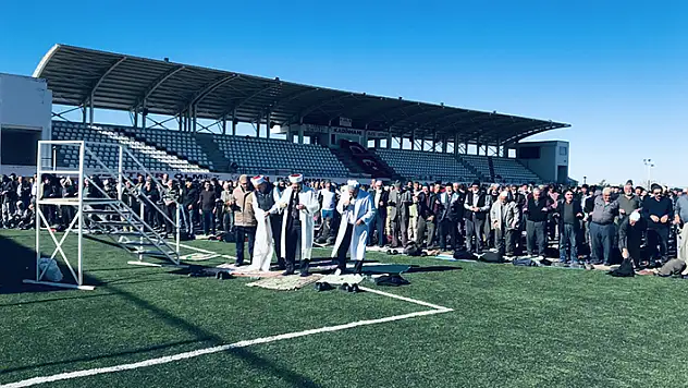 Kadınhanı'nda 3 bin kişi ile yağmur duası yapıldı