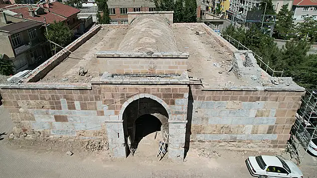 Kadınhanı Raziye Sultan Kervansarayı restorasyon çalışmaları devam ediyor