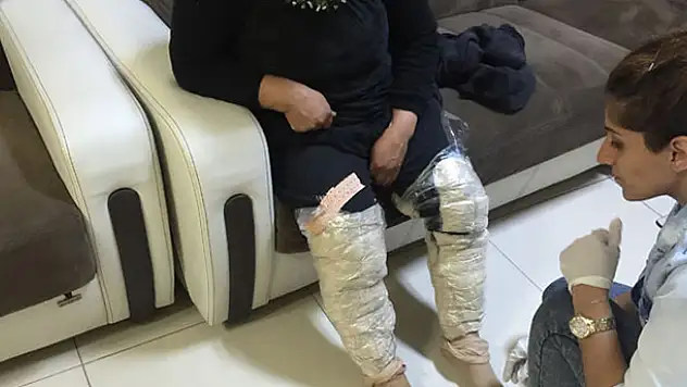 Kadının ayaklarına sarılı 2 kilo eroin ele geçirildi
