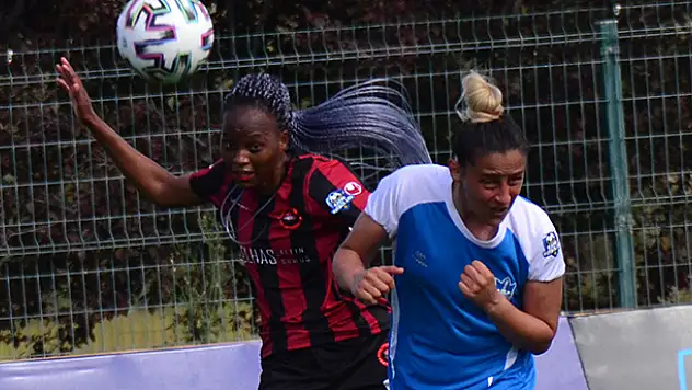 Kadınlar futbolda yarı final zamanı