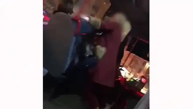 Kadınlar halk otobüsünde yumruk yumruğa kavga etti