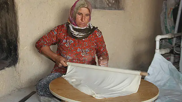 Kadınlar imece usulü ile kışlık ekmek yapıyor
