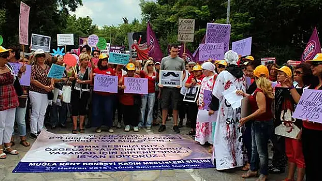 Kadınlar kadınları protesto etti