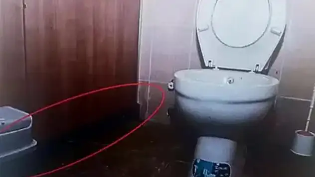 Kadınlar tuvaletindeki kapının altından fotoğraf çektiği iddia edilen polis açığa alındı
