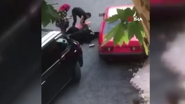 Kadınların sokak ortasında saç saça baş başa kavgası kamerada
