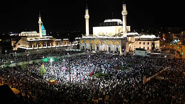 Kadir Gecesi'nde Mevlana Meydanı'nda binler buluştu