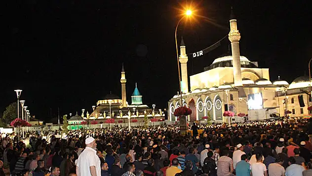 Kadir Gecesi'nde onbinler Mevlana Meydanı'nda bir araya geldi