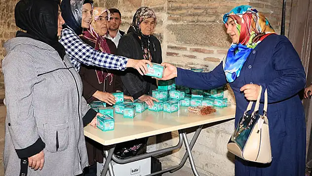 Kadir Gecesi'nde vatandaşlara kandil simidi dağıtıldı