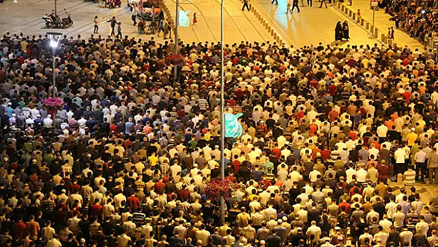 Kadir gecesinde Mevlana Meydanı'nda binler buluştu