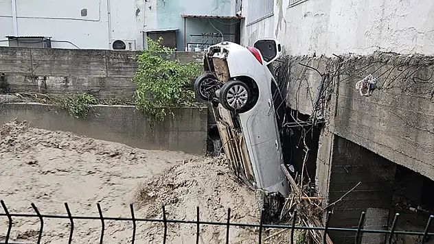 Kadirli'de sağanak yağış sele neden oldu