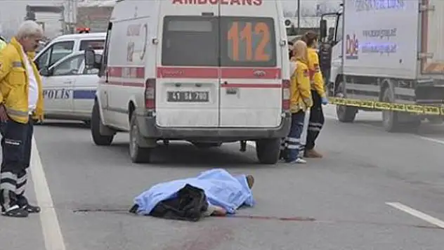 Kafası yol kenarına fırladı