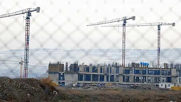 Kafasına vinçten demir düşen işçi öldü