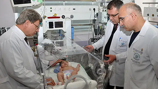 Kafasından büyük kafatası ile dünyaya gelen bebek sağlığına kavuştu
