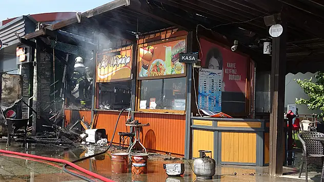 Kafedeki yangında 2 çalışan dumandan etkilendi
