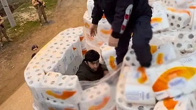 Kağıt havluların arasından 39 göçmen çıktı
