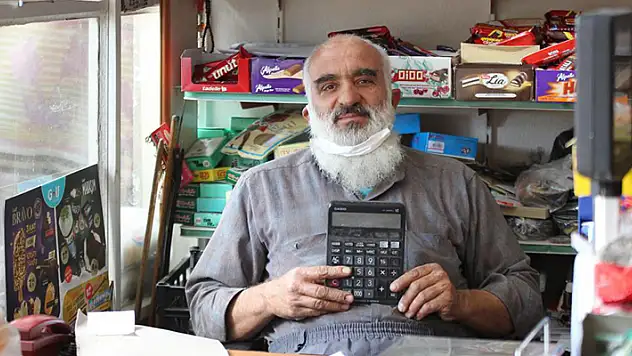 Kağıt- kalem yok, hesap makinesi yok! Konya'da yaşayan 'Dakka Bakkal' hesabıyla şaşırtıyor
