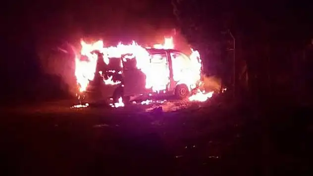 Kağıt topladığı araç alev alev yandı