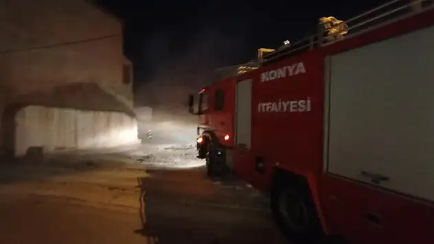 Kağıt toplanan depoda çıkan yangın iş yerlerine sıçramadan söndürüldü
