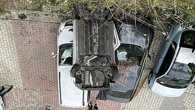 Kağıthane'de akılalmaz kaza: Acemi sürücü vitesi karıştırdı, otomobil 8 metreden alt yola uçtu
