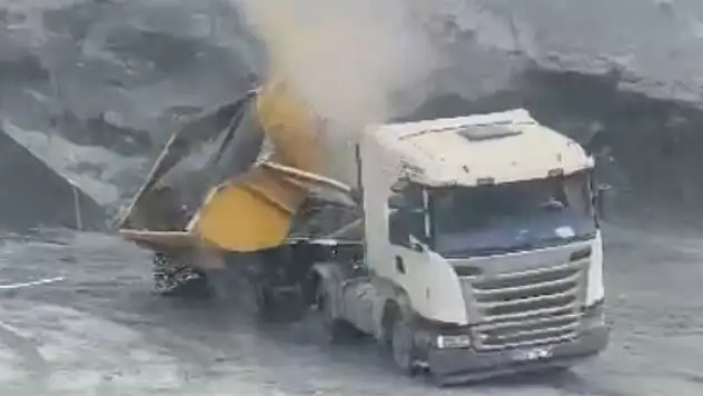 Kağıthane'de hafriyat kamyonunun damperi böyle devrildi

