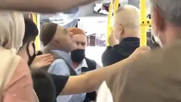 Kağıthane'de halk otobüsünde bir kadın, maskesini yarım takan yaşlı adama tokat attı