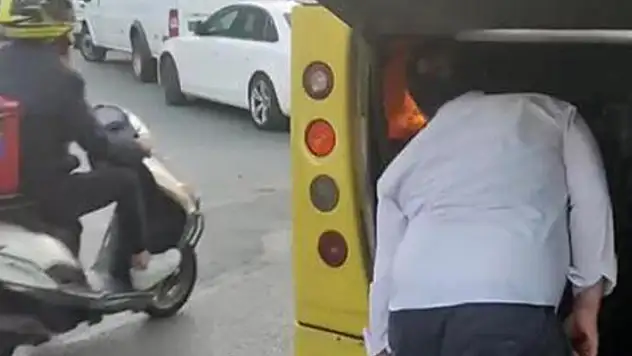 Kağıthane'de şoför otobüsün yanan motorunu üfleyerek söndürmeye çalıştı
