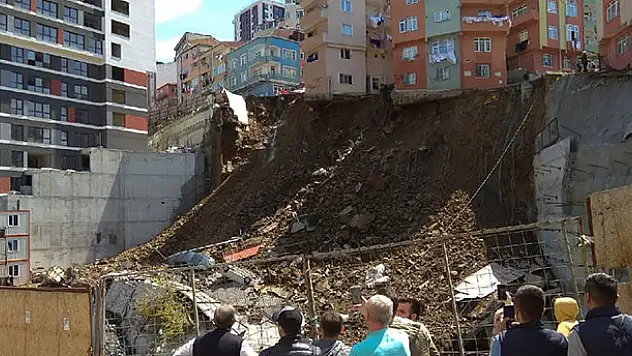 Kağıthane'de tahliye edilen 4 katlı bina çöktü