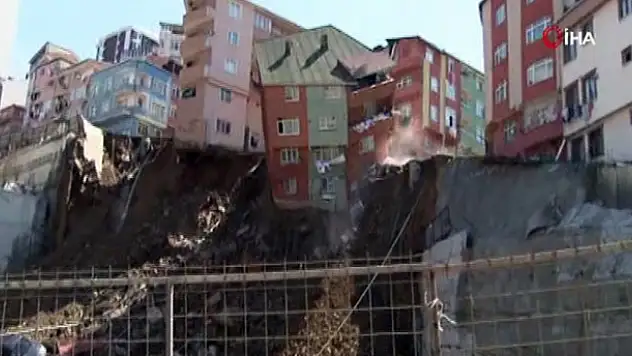 Kağıthane'de tahliye edilen 4 katlı bina çöktü