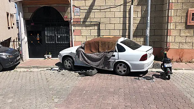 Kağıthane'de freni boşalan araç, park halindeki araca çarptı: Motosiklet sürücüsü ölümden döndü
